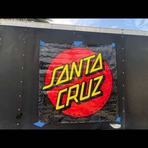 A Santa Cruz banner barely used